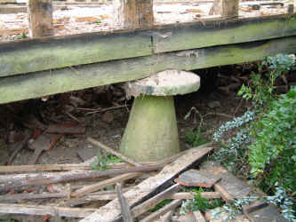 Wychwood - Staddle stones